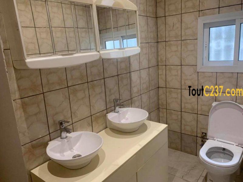 Villa avec piscine à vendre à Bonapriso