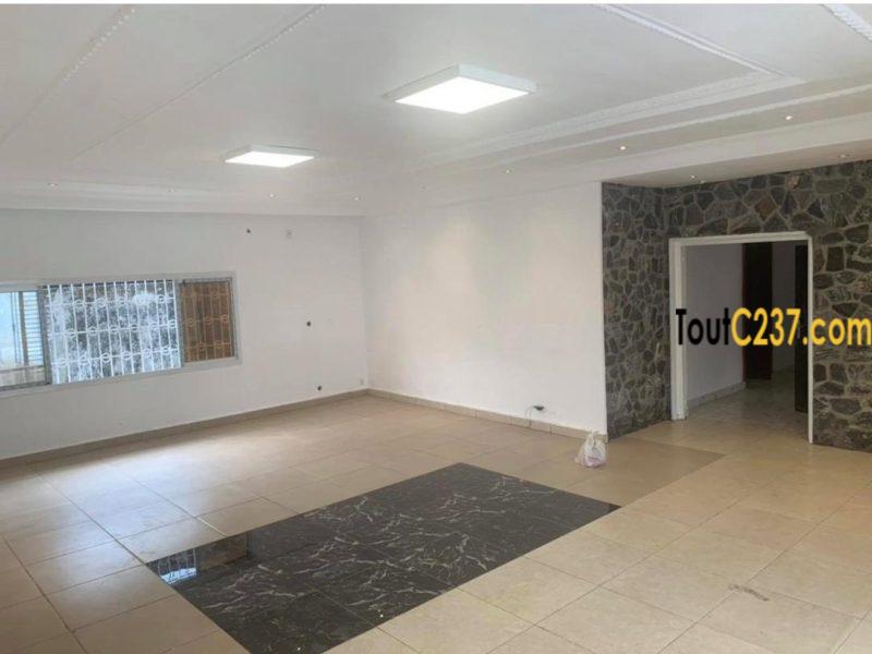 Villa avec piscine à vendre à Bonapriso