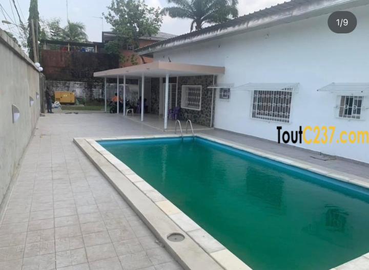 Villa avec piscine à vendre à Bonapriso