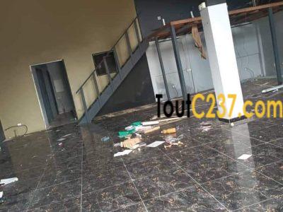 Local commercial à Louer à Bonapriso