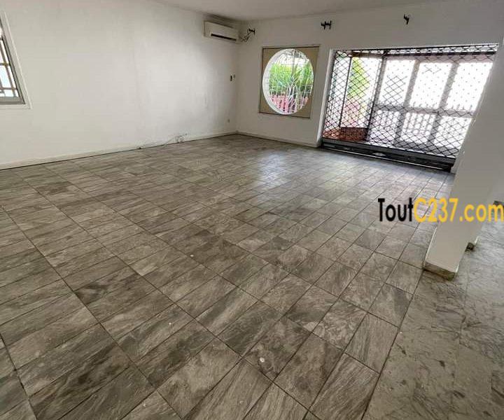 Duplex à louer à Bonapriso, Douala