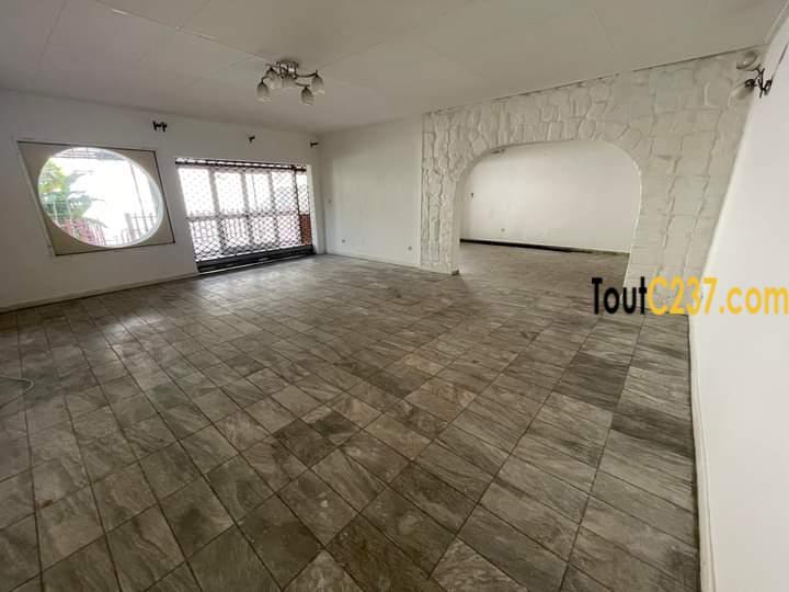 Duplex à louer à Bonapriso, Douala