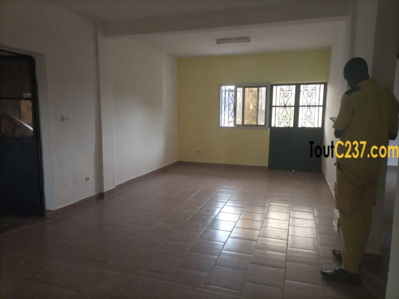 Appartement neuf à louer à Logbessou en face iuc