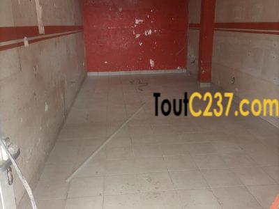 Boutique avec mezzanine à louer à Logpom