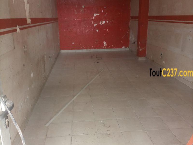 Boutique avec mezzanine à louer à Logpom