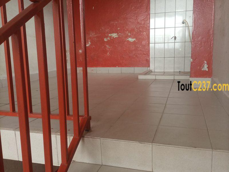 Boutique avec mezzanine à louer à Logpom