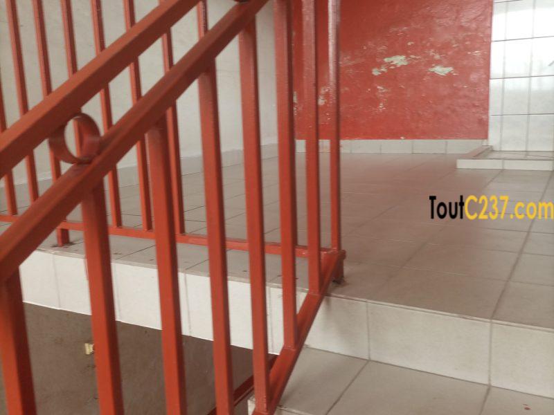 Boutique avec mezzanine à louer à Logpom