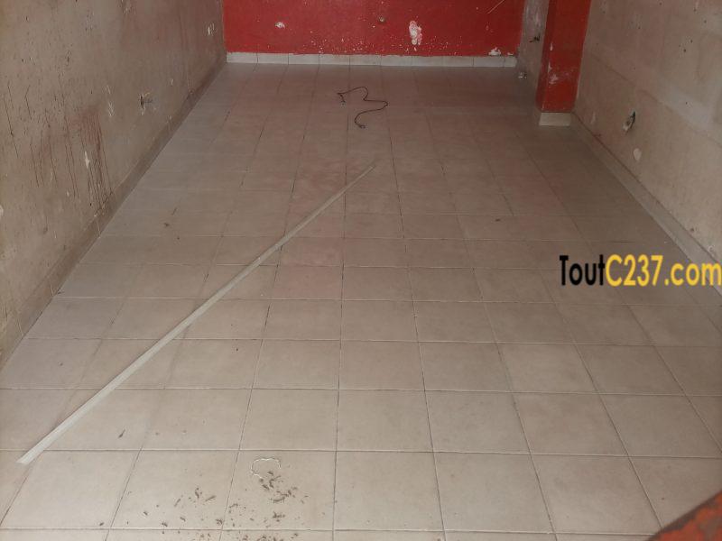 Boutique avec mezzanine à louer à Logpom