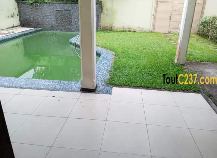Triplex à louer à Bonapriso Douala