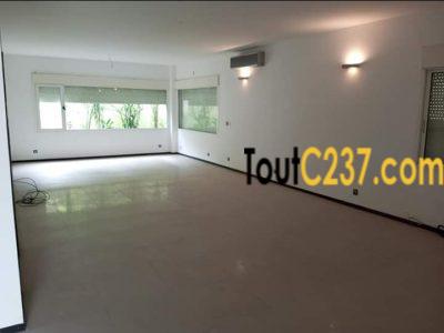 Triplex à louer à Bonapriso Douala