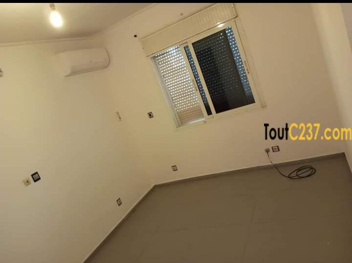 Triplex à louer à Bonapriso Douala