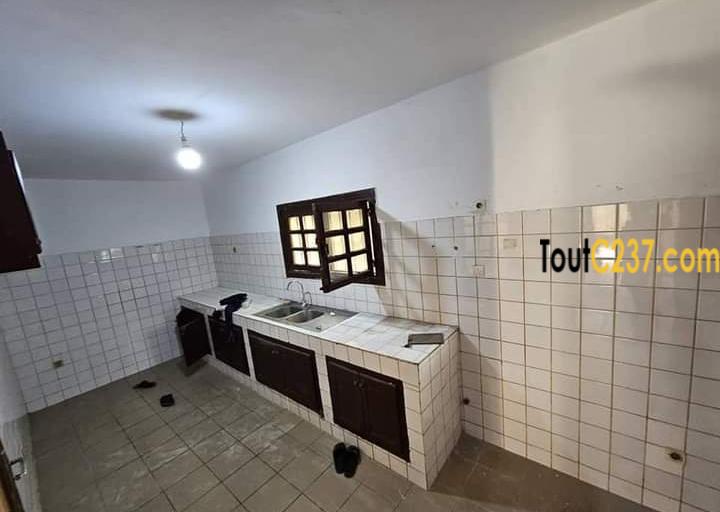 Maison en privée à louer à Makepe