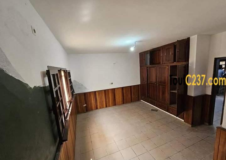 Maison en privée à louer à Makepe