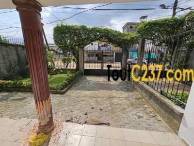 Maison en privée à louer à Makepe