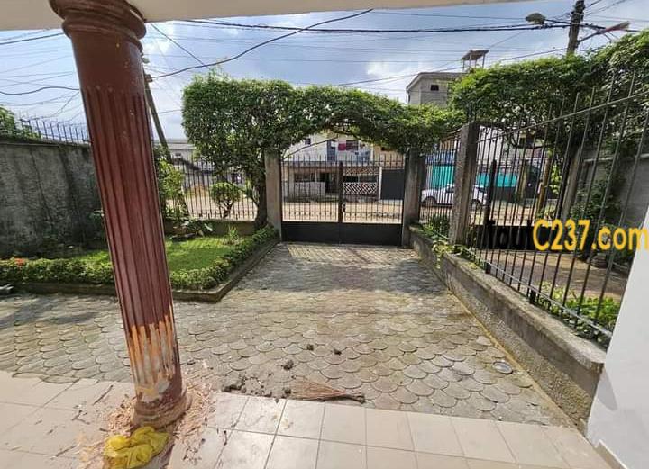 Maison en privée à louer à Makepe