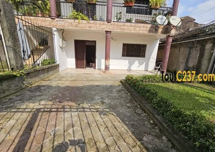 Maison en privée à louer à Makepe