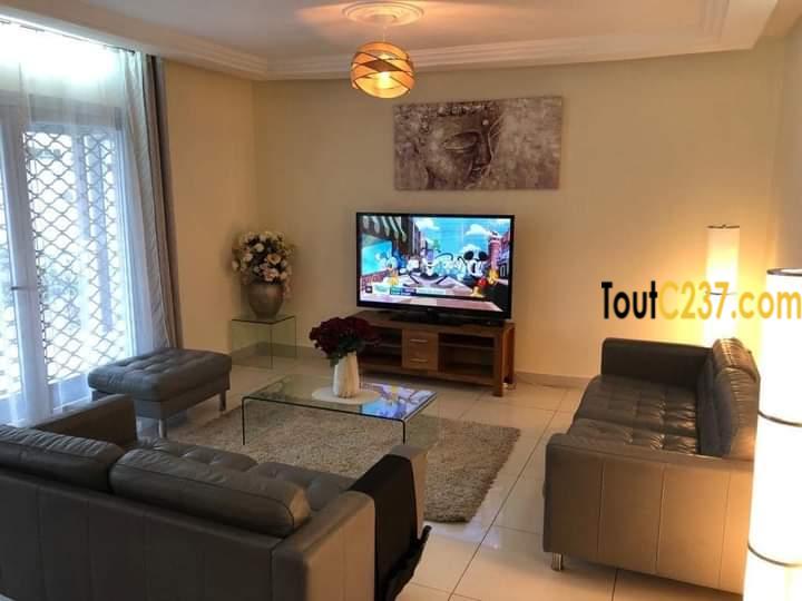 Villa de 3 chambres a louer à Bonapriso