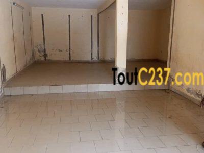 Boutique avec mezzanine à louer à Logpom, Douala