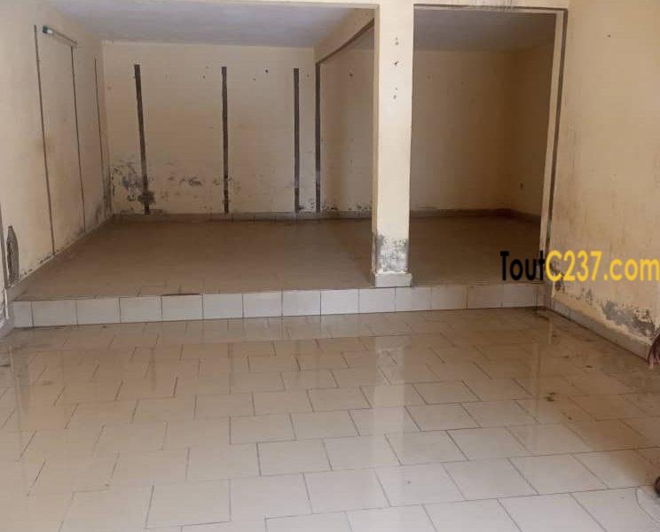Boutique avec mezzanine à louer à Logpom, Douala