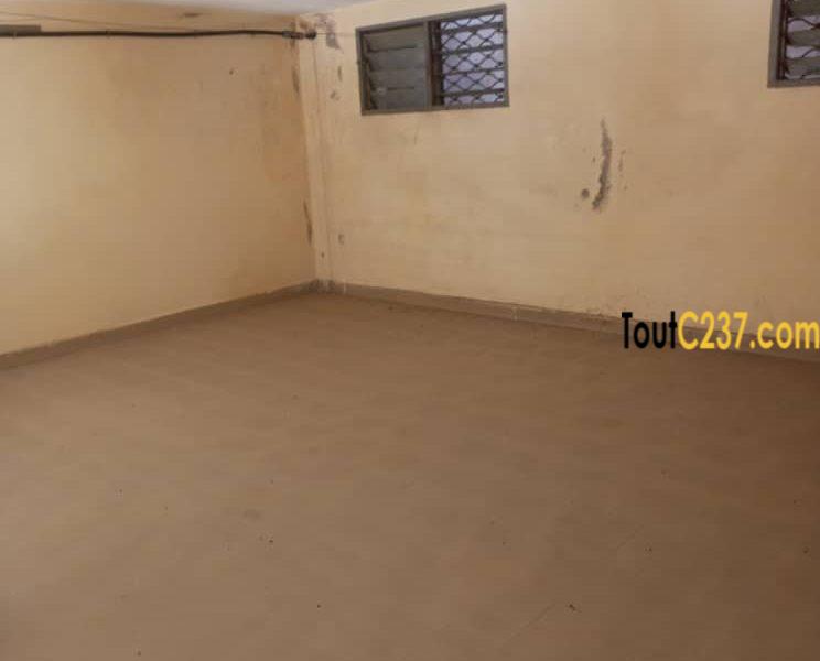 Boutique avec mezzanine à louer à Logpom, Douala