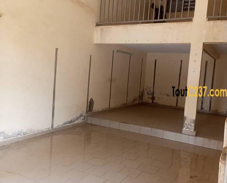Boutique avec mezzanine à louer à Logpom, Douala