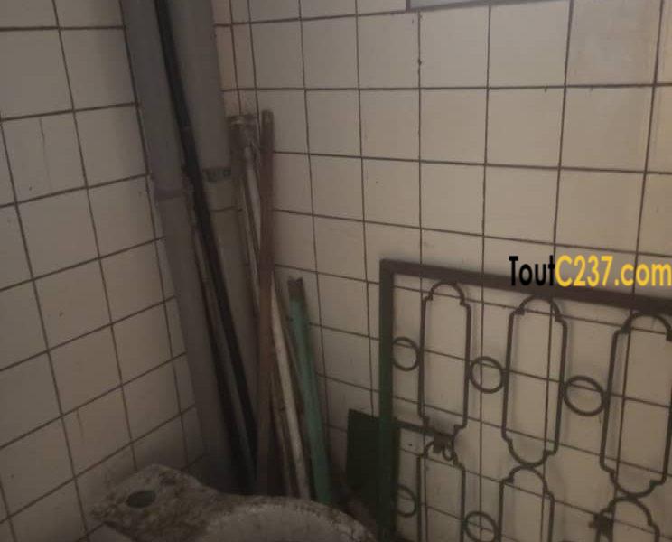 Boutique avec mezzanine à louer à Logpom, Douala