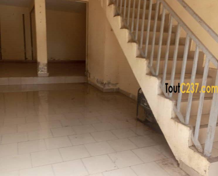 Boutique avec mezzanine à louer à Logpom, Douala