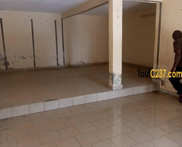 Boutique avec mezzanine à louer à Logpom, Douala