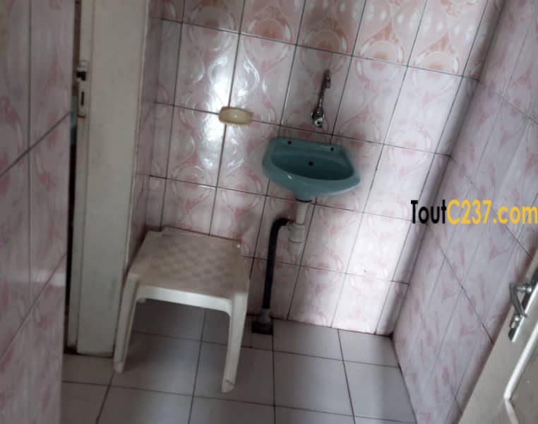 Espace commercial à louer à Bonapriso, Douala