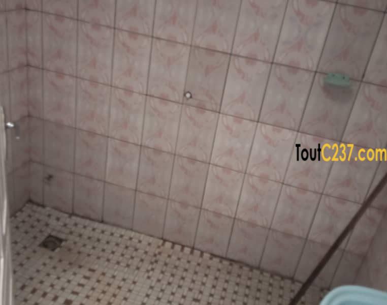 Espace commercial à louer à Bonapriso, Douala