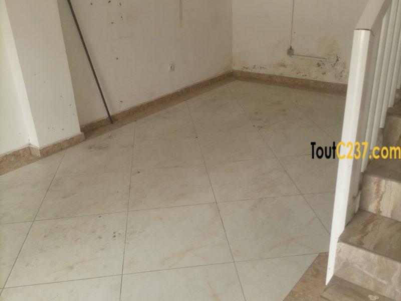 Boutique à louer à Bonamoussadi, Douala