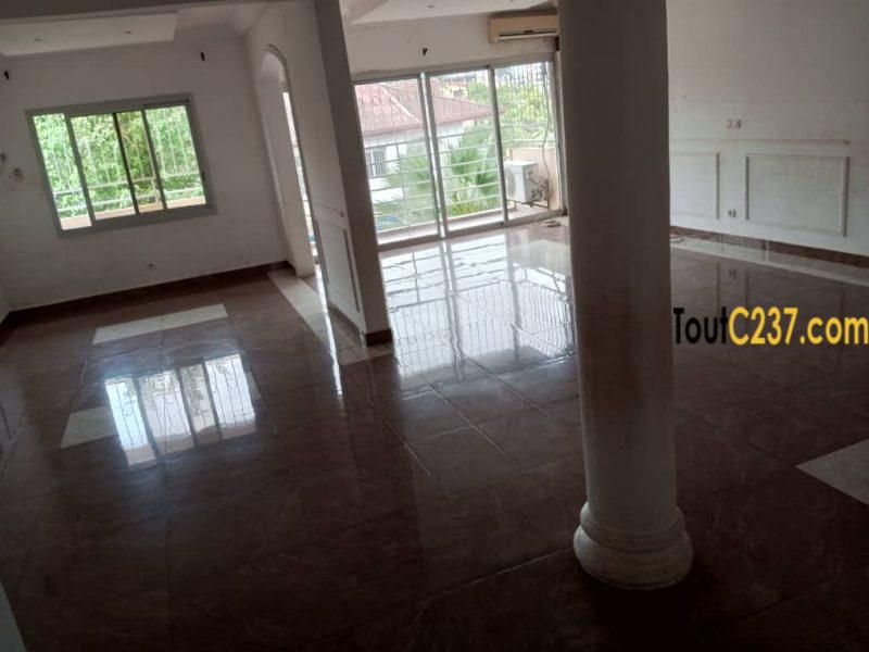 Appartement à louer à Bonapriso, Douala