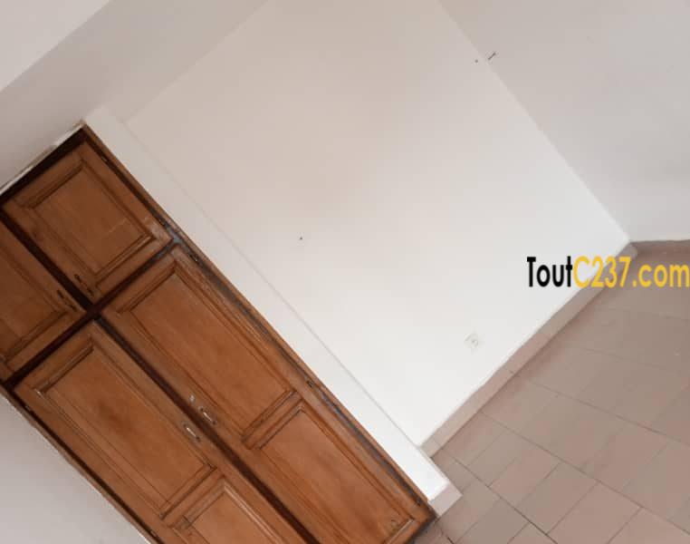Appartement à louer à Bonapriso, Douala