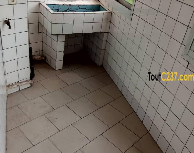 Appartement à louer à Bonapriso, Douala