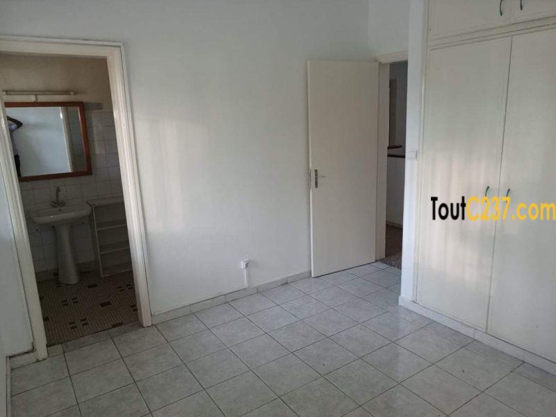 Joli Duplex à louer à Bonapriso, Douala