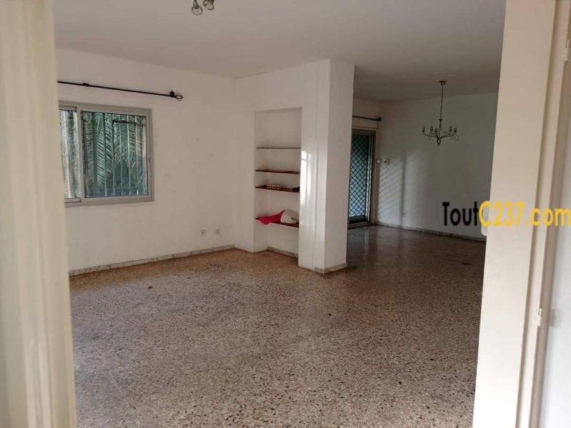 Joli Duplex à louer à Bonapriso, Douala