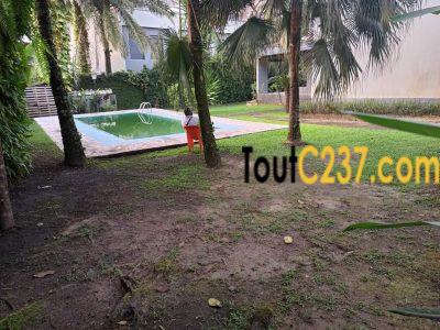 Joli Duplex à louer à Bonapriso, Douala