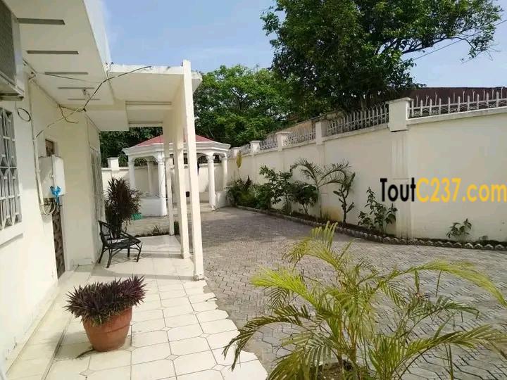 Villa sic à louer à Bonamoussadi, Douala