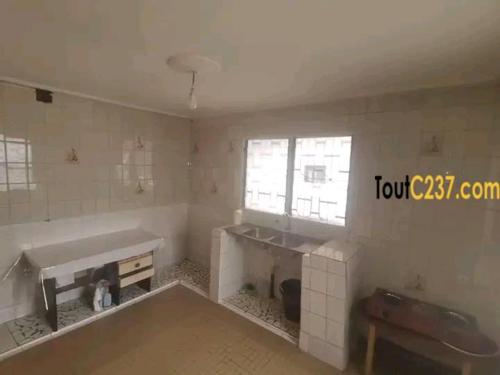 Villa sic à louer à Bonamoussadi, Douala