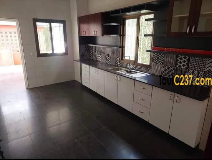 Duplex à louer à Bonapriso, Douala