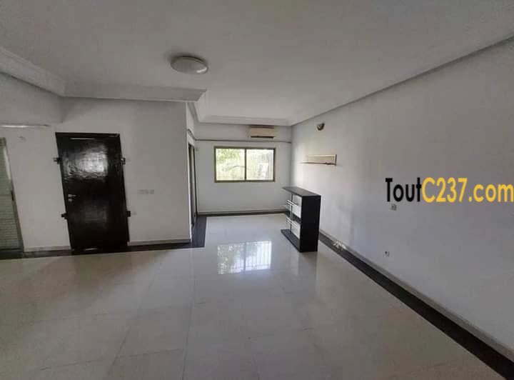 Duplex à louer à Bonapriso, Douala