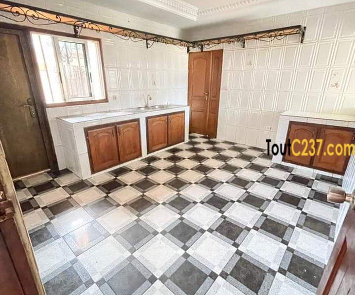 Duplex à louer à Bonamoussadi, Douala