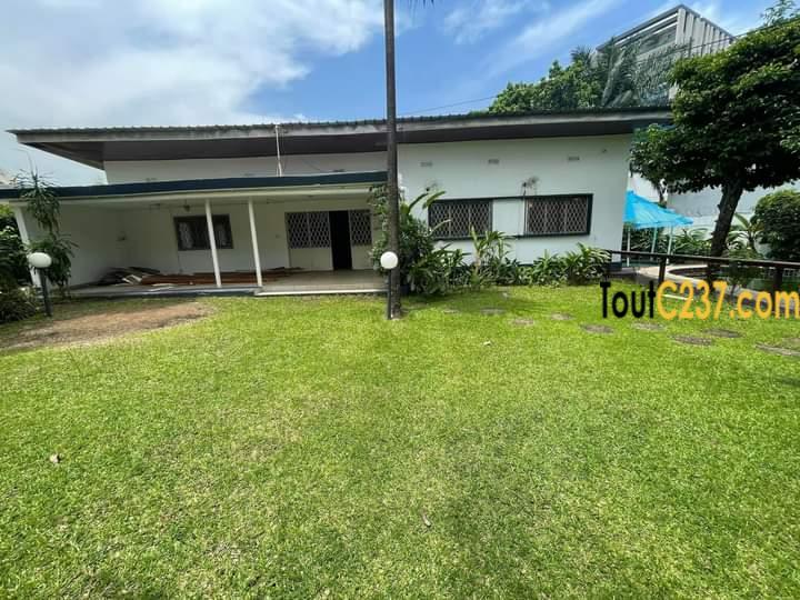 Vaste villa à louer à Bonapriso, Douala