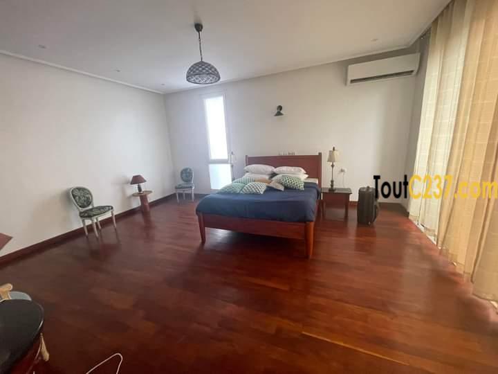 Maison en Trplex haut standing à louer à Bonapriso Douala