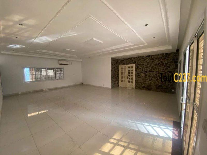 Maison en villa à louer à Bonapriso Douala
