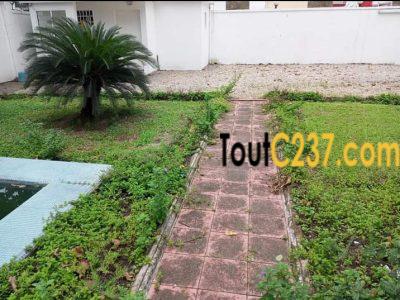 Vaste Duplex à louer à Bonapriso Douala