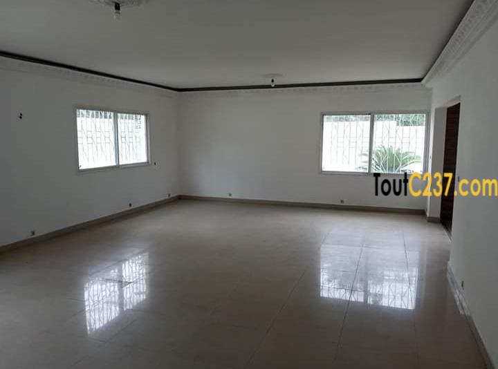 Vaste Duplex à louer à Bonapriso Douala