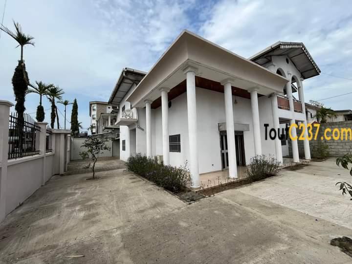 Duplex à louer à Bonamoussadi, Douala