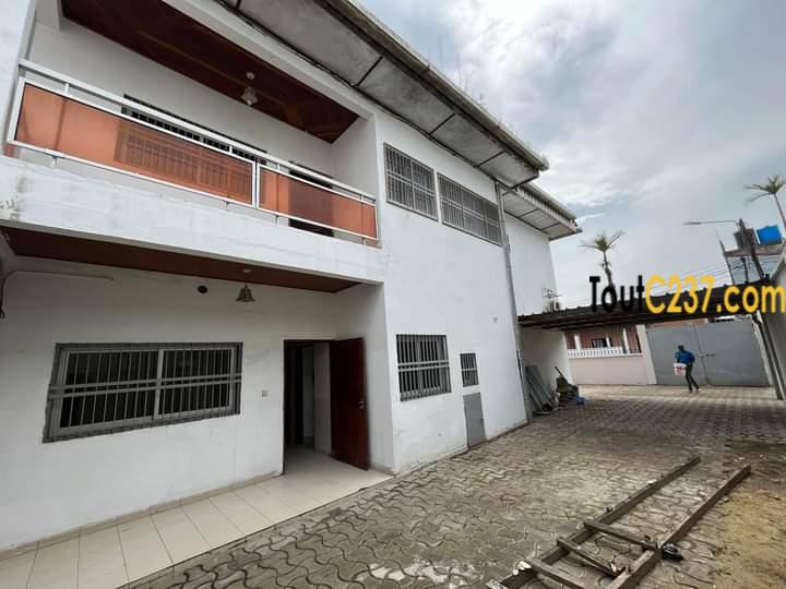 Duplex à louer à Bonamoussadi, Douala