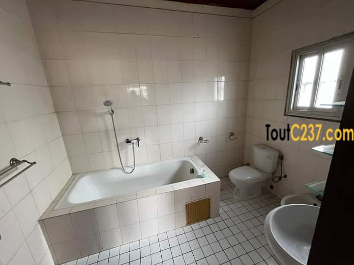 Duplex à louer à Bonamoussadi, Douala